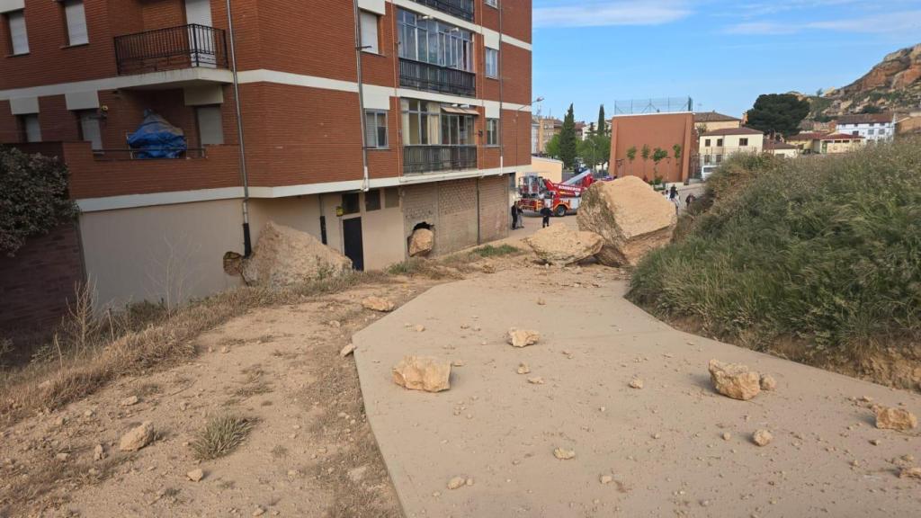 Imagen de los pedruscos que se han desprendido de la 'Peña Magdalena' hasta impactar contra un edificio en San Esteban de Gormaz