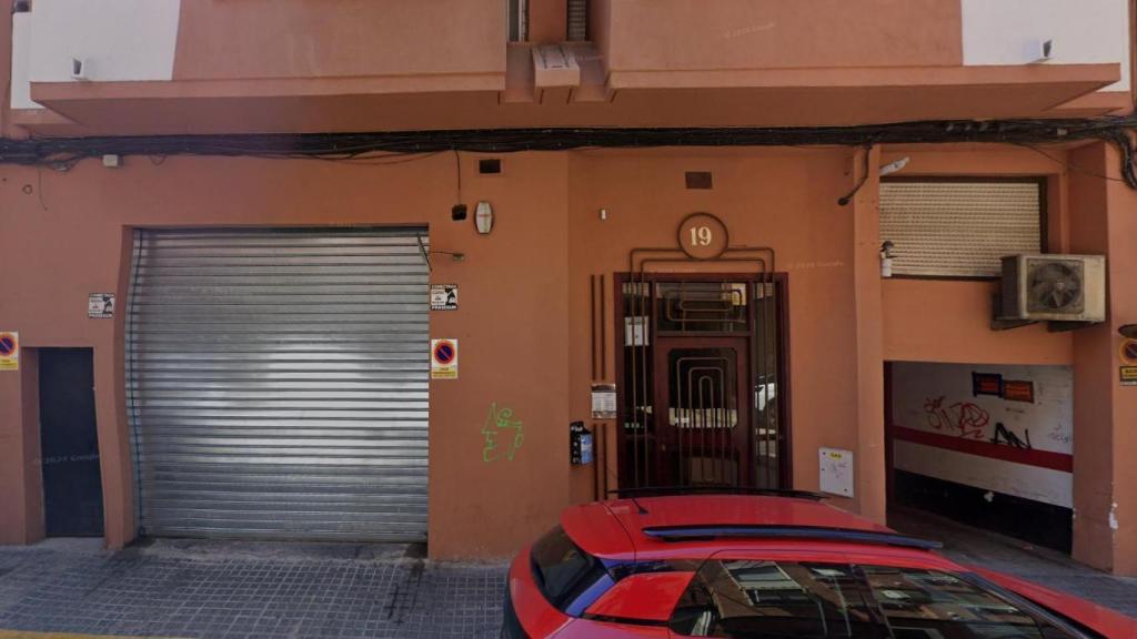 Portal del bloque 19 de la calle de Arias de Zaragoza