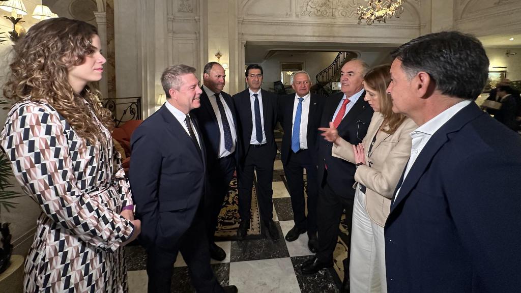 Page junto a representantes de las organizaciones agrarias y Cooperativas Agro-alimentarias en Bruselas.