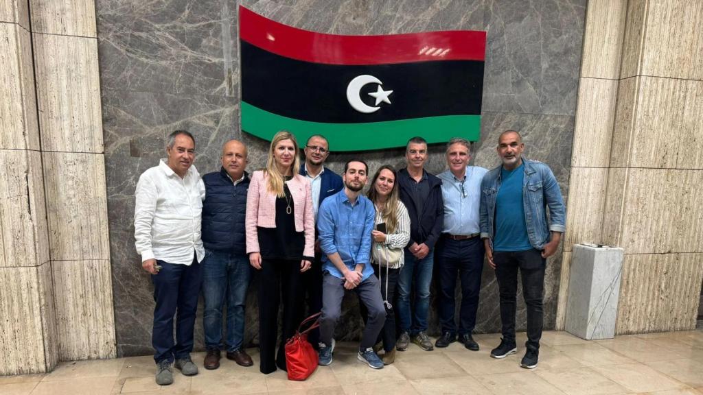 Imagen del grupo que integra la misión comercial, a su llegada a Trípoli.