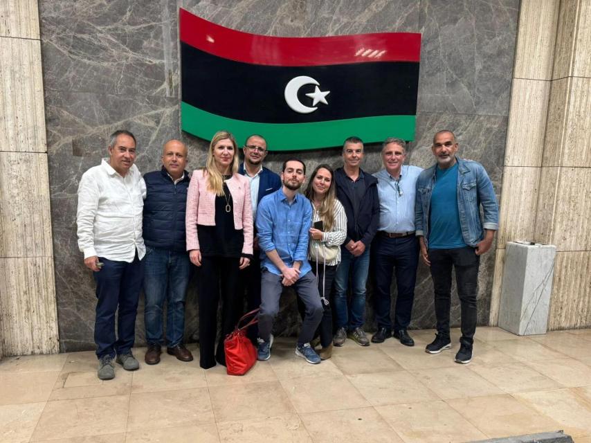 Imagen del grupo que integra la misión comercial, a su llegada a Trípoli.