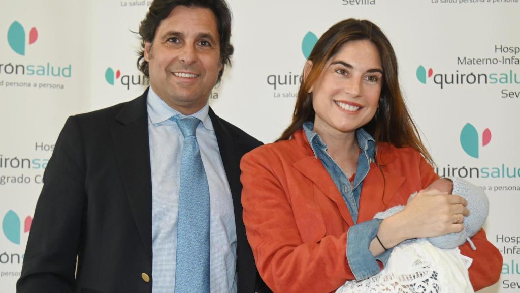 Francisco y Lourdes a la salida del hospital, con su hijo Nicolás en brazos.