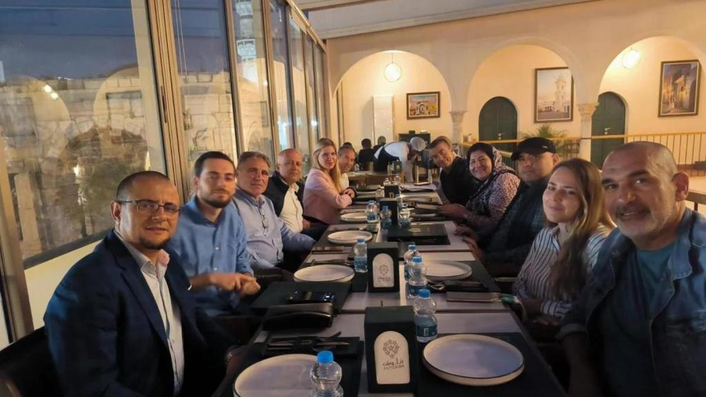 Imagen del grupo que integra la misión comercial, durante una cena en Trípoli.