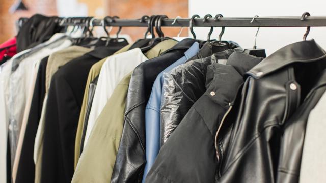Unos abrigos colgados en perchas.