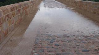 Balsa de agua en el Puente de Piedra