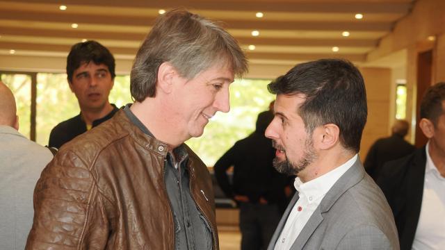 El secretario general del PSOECyL, Carlos Martínez, y su predecesor, Luis Tudanca, en el congreso de CCOO Castilla y León, este miércoles