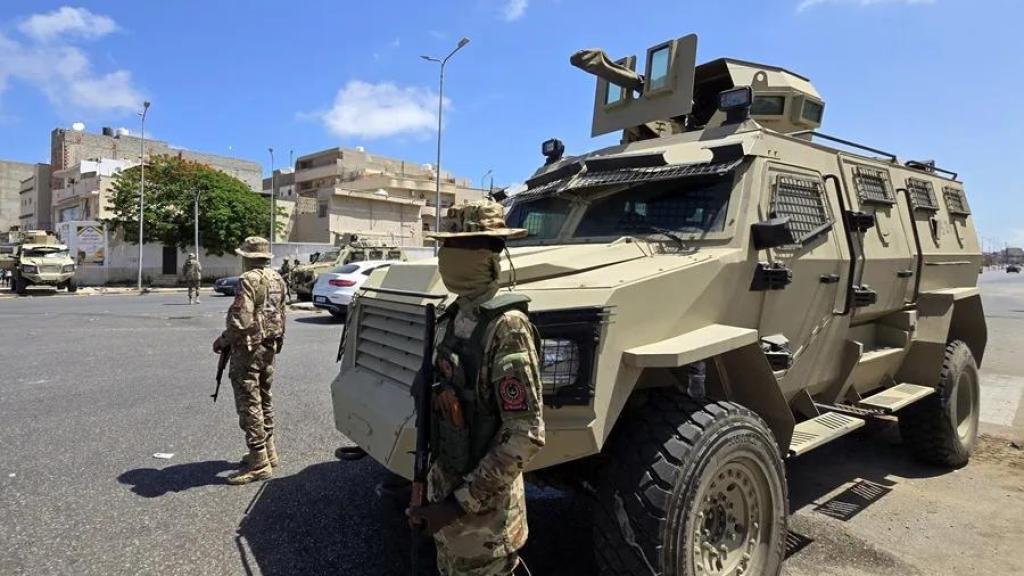 Fuerzas de seguridad de Libia controlan la situación, este 13 de mayo de 2025, tras una escalada militar en Trípoli, la capital del país.