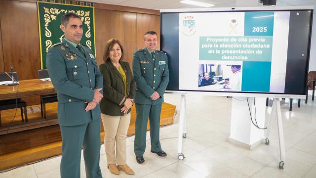 La subdelegada del Gobierno, Rosa María López, el teniente coronel jefe, Arturo Marcos Sánchez, y el comandante jefe de operaciones, Juan Antonio Álamo Montes