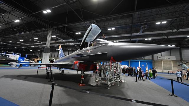 Un avión de combate Eurofighter Typhoon expuesto durante el primer día de celebración de la Feria Internacional de Defensa y Seguridad de España (FEINDEF), este lunes, en Madrid.