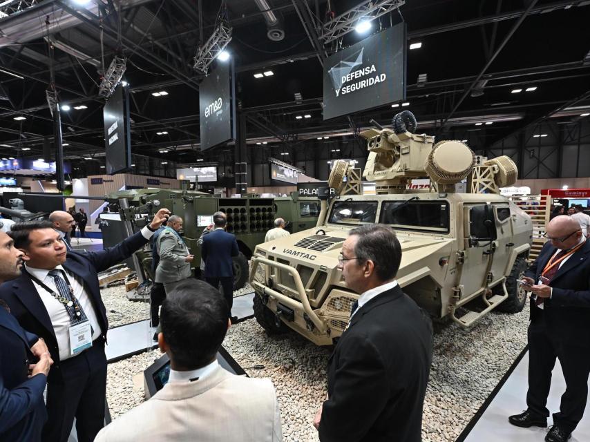 Ambiente durante el primer día de la Feria Internacional de Defensa y Seguridad de España (FEINDEF), este lunes, en Madrid.