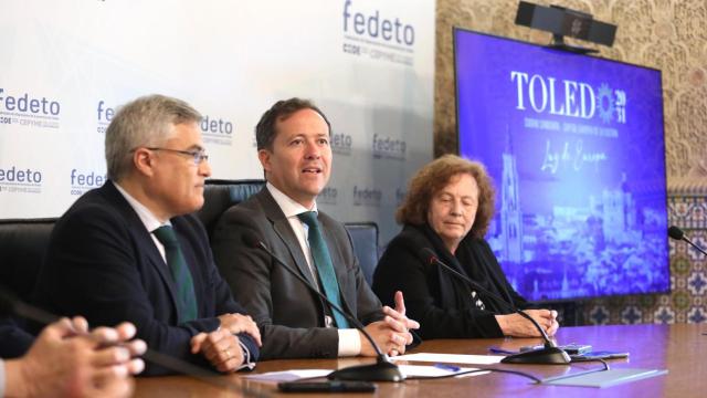 El alcalde de Toledo, Carlos Velázquez, durante la firma de adhesión de FEDETO a la candidatura de Toledo como Capital Europea de la Cultura.