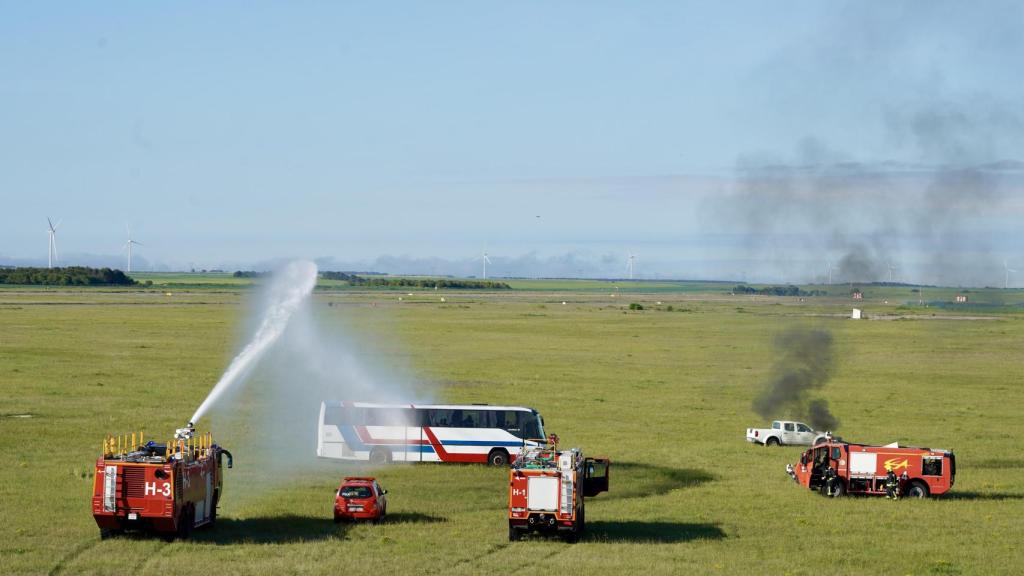 Los Bomberos sofocando las llamas