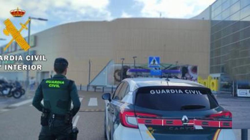 Un agente de la Guardia Civil en el centro comercial Río Shopping