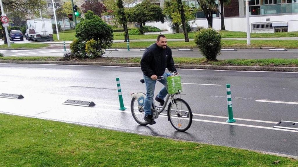 Martín Rey circula en bicicleta por una calle de A Coruña.