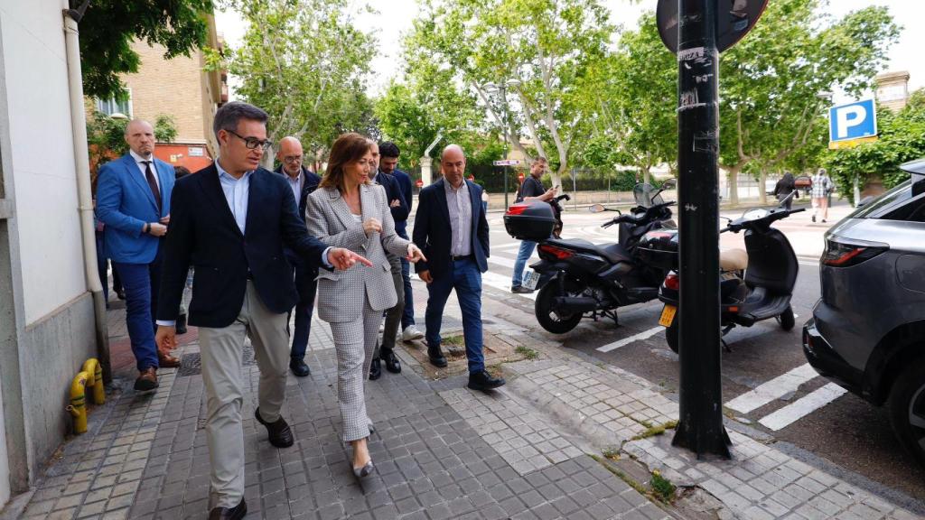 La alcaldesa de Zaragoza, Natalia Chueca, durante su visita este miércoles en la calle Pedro Cerbuna, junto al concejal de Urbanismo, Víctor Serrano, y los técnicos municipales.