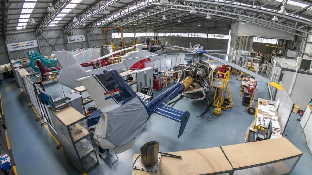 Un hangar de Heliswiss Ibérica.