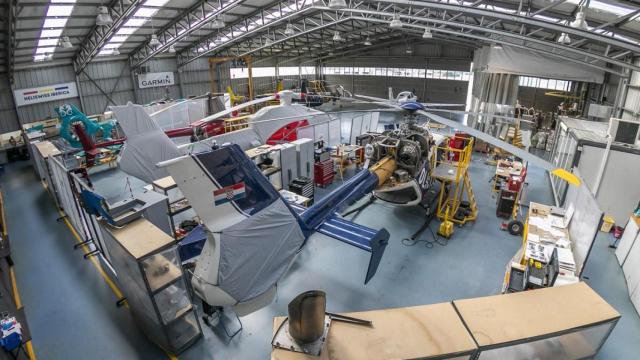 Un hangar de Heliswiss Ibérica.