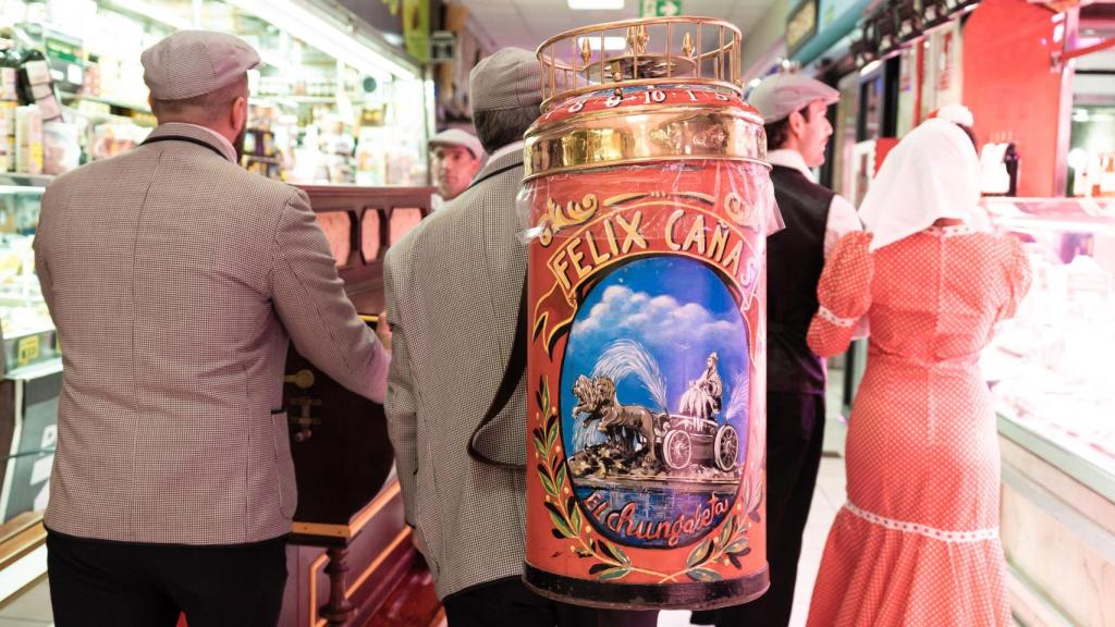 Julián junto a un grupo de chulapos, vendiendo barquillos en el Mercado de San Isidro.
