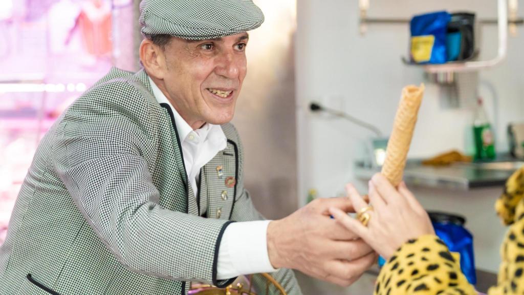 Julián entregando uno de sus barquillos.