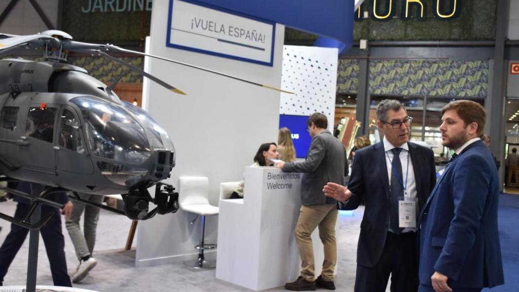 El consejero de Fomento, Nacho Hernando, en las nuevas instalaciones de Heliswiss Ibérica en Albacete.