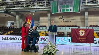 El alcalde de León, José Antonio Diez, junto al exjugador de baloncesto Urbano González Escapa
