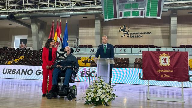 El alcalde de León, José Antonio Diez, junto al exjugador de baloncesto Urbano González Escapa