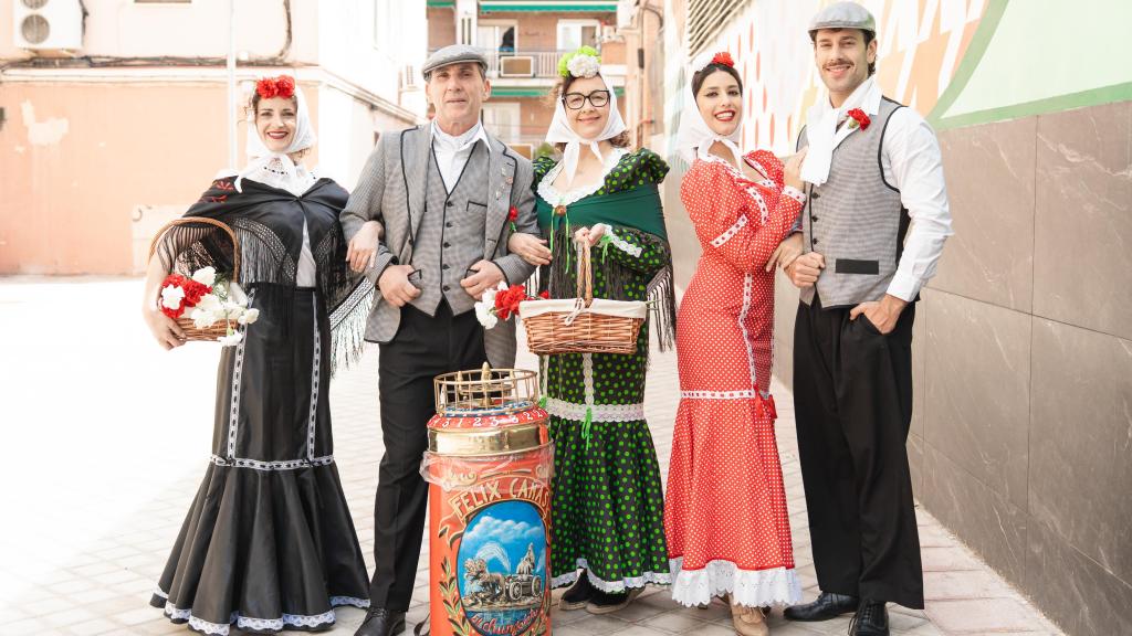 El barquillero rodeado de chulapos.