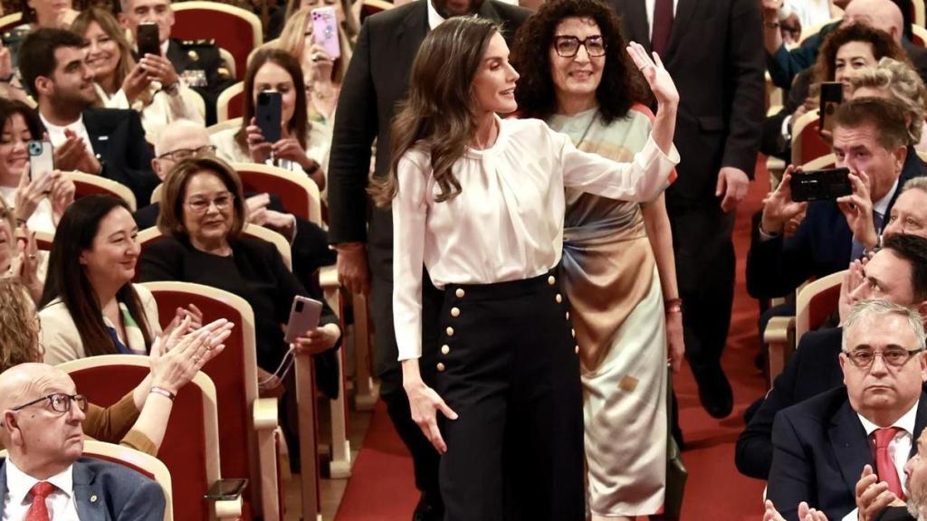 La Reina Letizia llega al Teatro Romea de Murcia, entre aplausos y 'vivas'.
