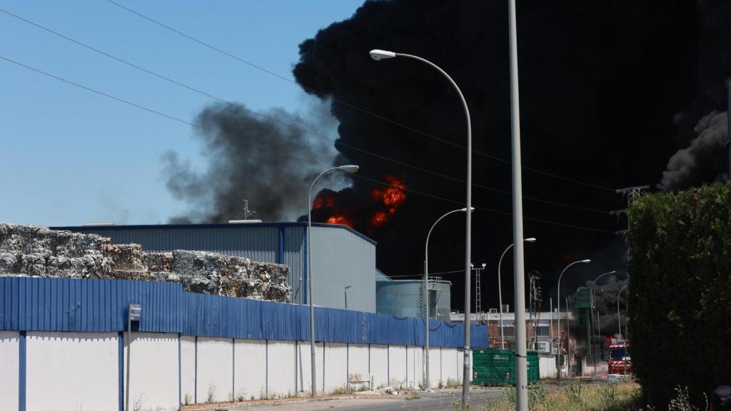 Fuego y humo en el incendio de una fábrica en Alcalá de Guadaíra.