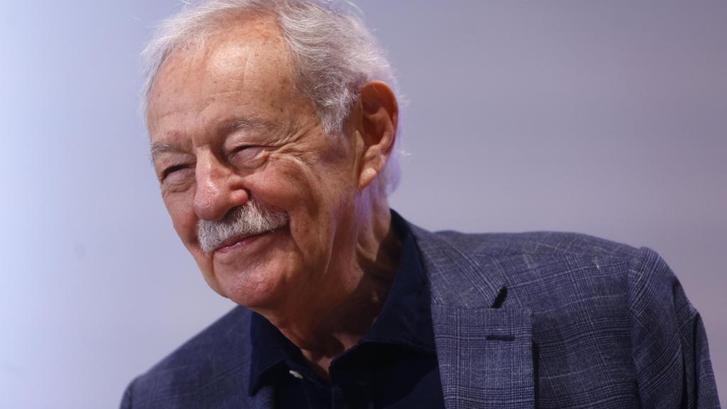 El escritor Eduardo Mendoza durante la rueda de prensa que ha ofrecido este miércoles en Barcelona, tras haber sido galardonado con el Premio Princesa de Asturias de las Letras 2025. Foto: Quique García / EFE