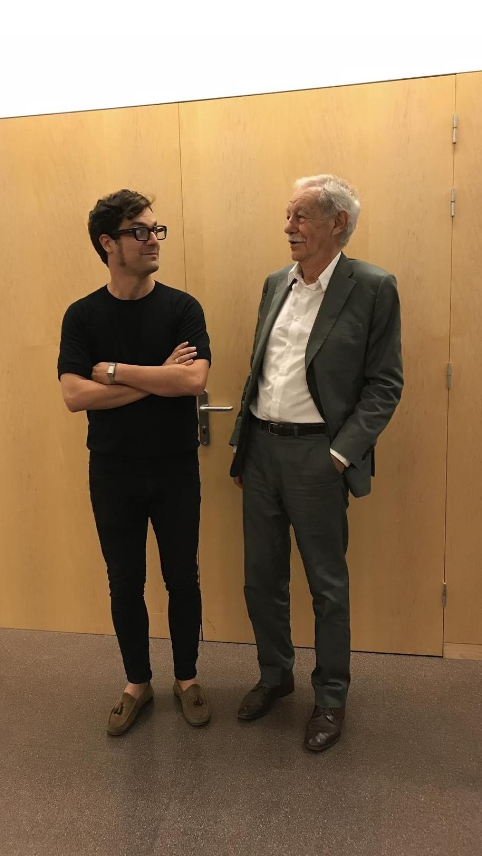 Miqui Otero y Eduardo Mendoza en el acto mencionado en el texto. Foto: Archivo de Miqui Otero