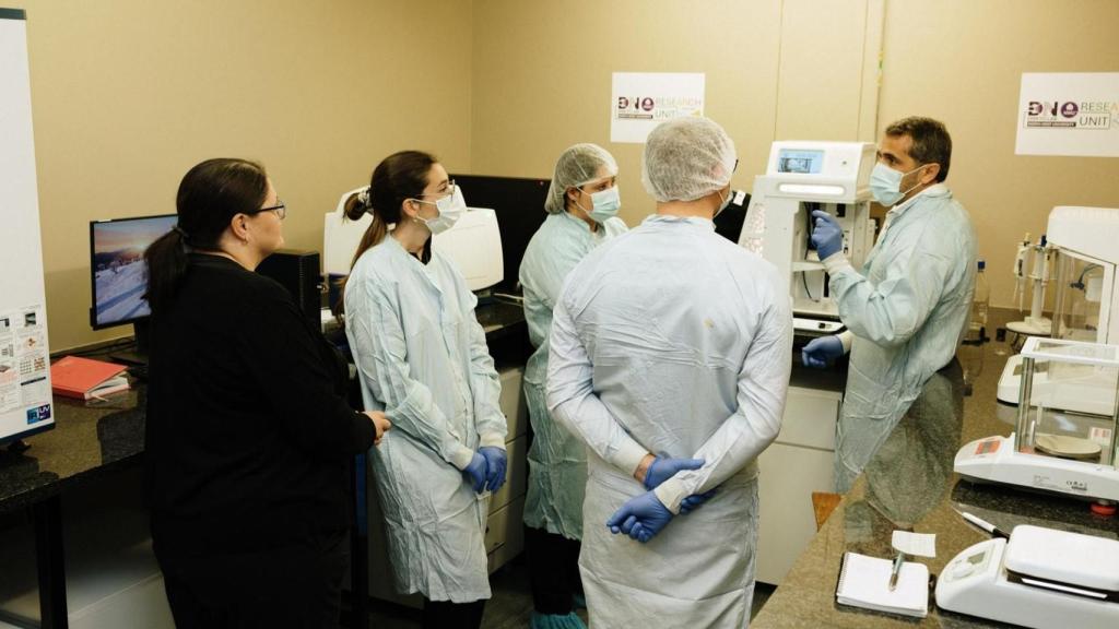 El investigador de la Universidade da Coruña Daniel Nieto inaugura un laboratorio satélite en Sudáfrica