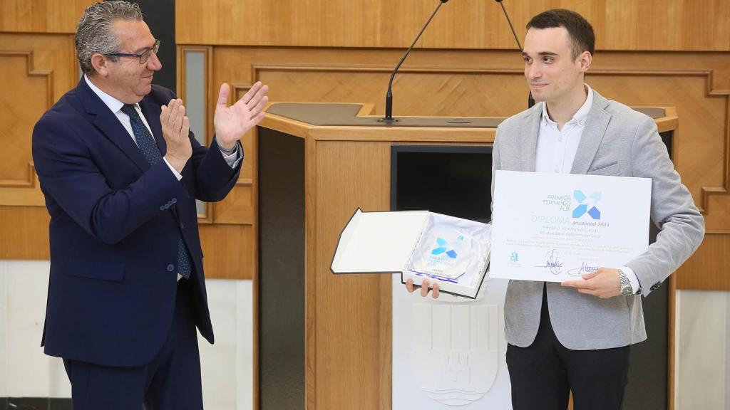 El presidente de la Diputación de Alicante, Toni Pérez, y el ganador del premio, Enrique Martínez.