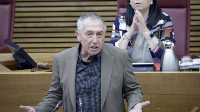 Joan Baldoví defiende desde la tribuna de Les Corts la proposición de ley. José Cuéllar / Corts