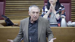Joan Baldoví defiende desde la tribuna de Les Corts la proposición de ley. José Cuéllar / Corts