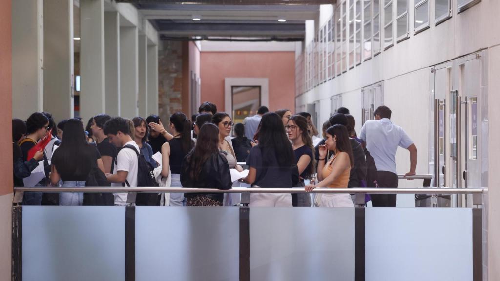 Estudiantes antes de entrar a un examen del primer día de selectividad, imagen de archivo. Europa Press / Kike Rincón