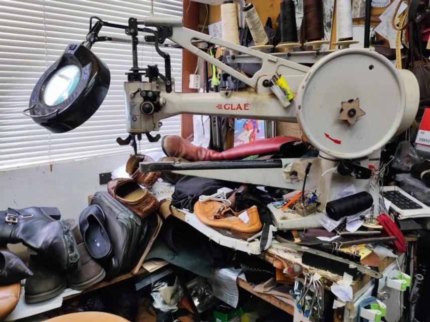 Máquina para coser calzado que utiliza Manuel Mosquera.