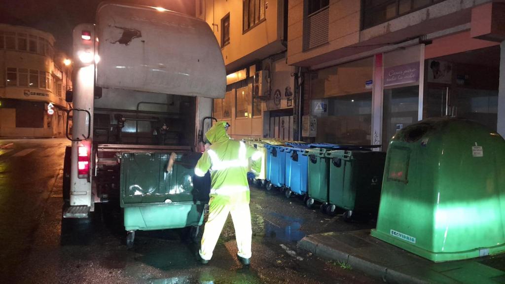 Imagen de archivo de limpieza de contenedores en Ferrol.