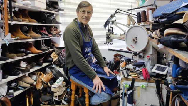 Manuel Mosquera, en su negocio de reparación de calzado en Juan Flórez.