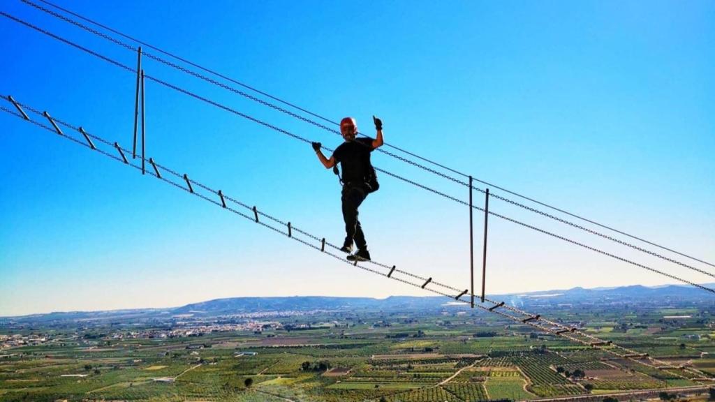 Un puente colgante de la Vía Ferrata de Guardamar del Segura.