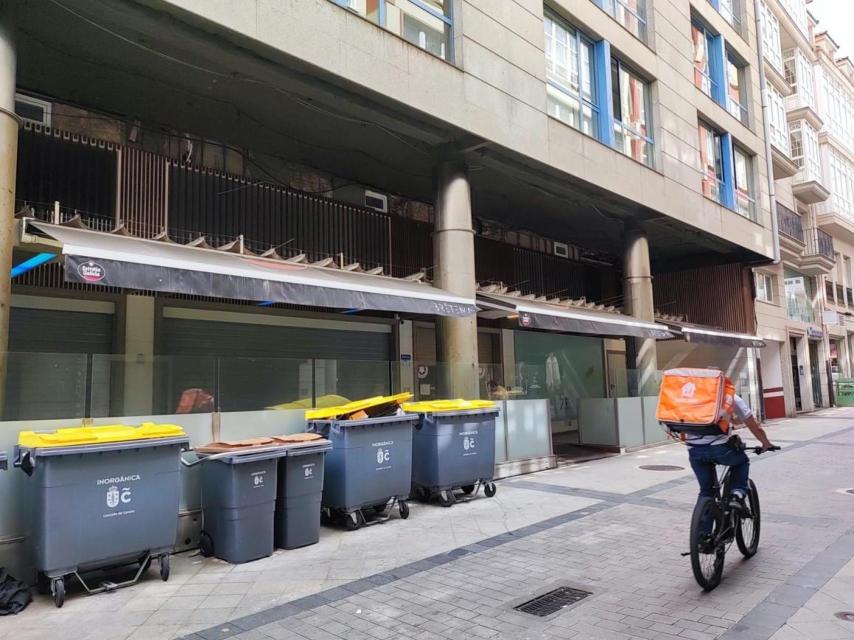 Soportal de la calle Torreiro con local de hostelería, donde antiguamente estaba Barros.