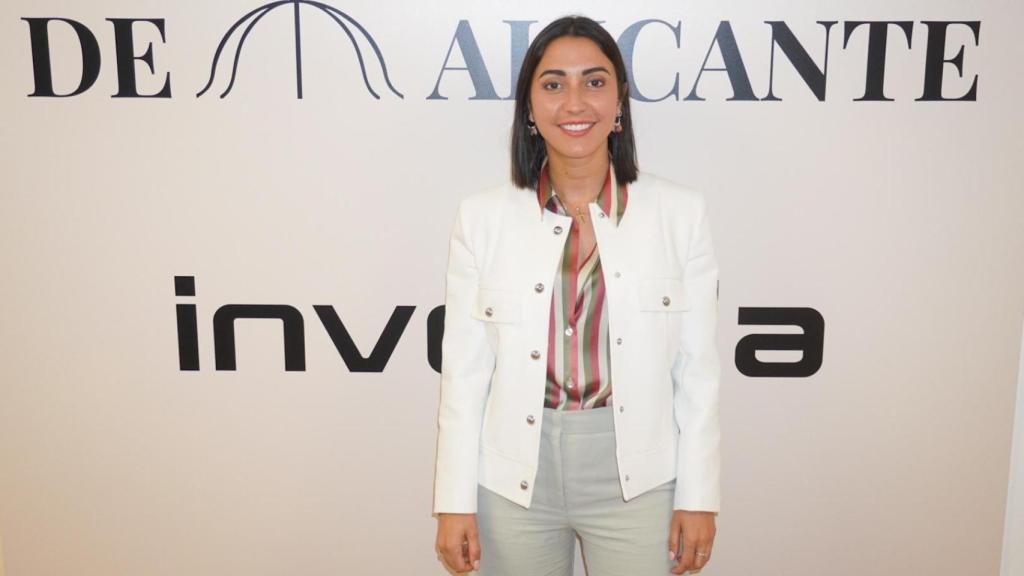 Miriam Jiménez en la redacción de EL ESPAÑOL de Alicante.