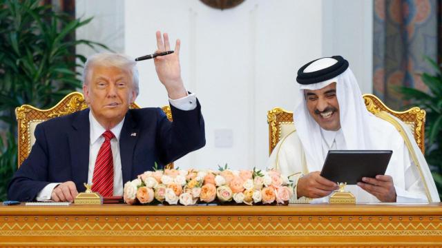 El presidente de Estados Unidos, Donald Trump , y el emir de Qatar, Tamim bin Hamad Al Thani, se reúnen en Doha, Qatar, el 14 de mayo de 2025.