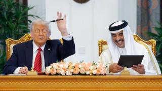 El presidente de Estados Unidos, Donald Trump , y el emir de Qatar, Tamim bin Hamad Al Thani, se reúnen en Doha, Qatar, el 14 de mayo de 2025.