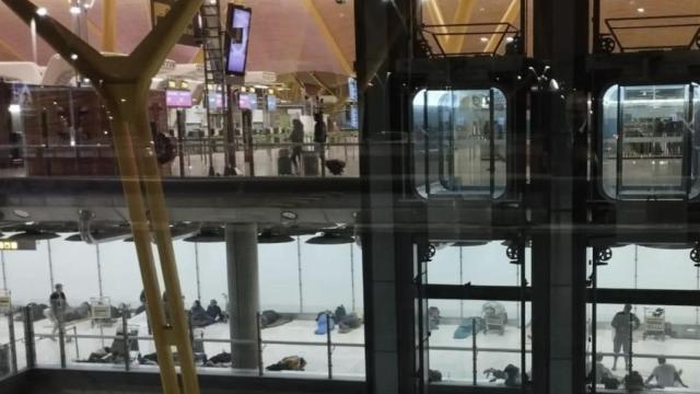 La planta intermedia entre facturación y llegadas que ha sido ocupada por los indigentes.