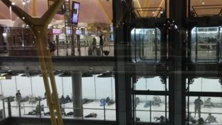 La planta intermedia entre facturación y llegadas que ha sido ocupada por los indigentes.