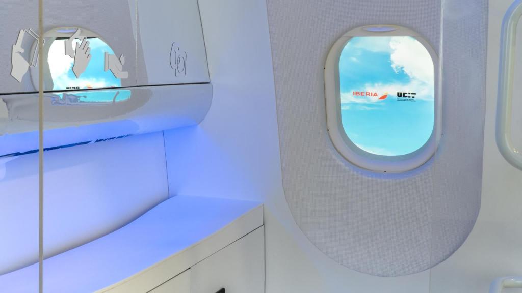 Imagen del diseño y la pantalla interactiva del baño de avión creado por los estudiantes.