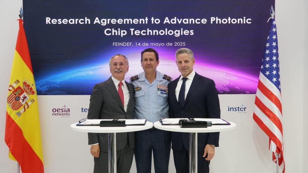 Luis Furnells, presidente y CEO de Grupo Oesía; teniente general Miguel Ivorra, y Ray Piselli, vicepresidente de negocios internacionales de Lockheed Martin.