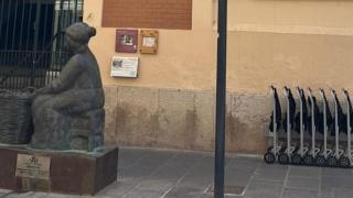 Los carritos, apilados en la parte derecha de la imagen.