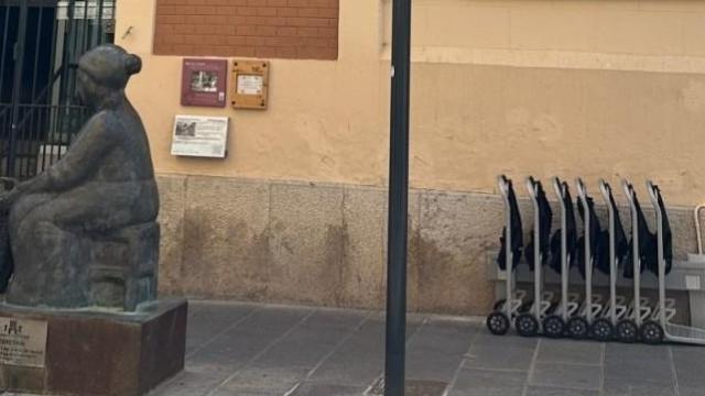 Los carritos, apilados en la parte derecha de la imagen.